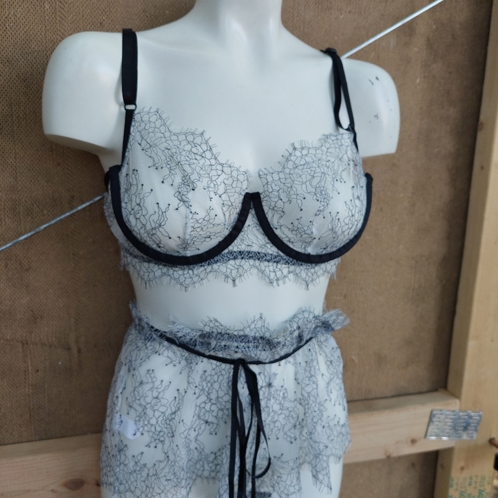 Womens 2 piece lingerie set size large white lace with underwire support - Picture 2 of 15